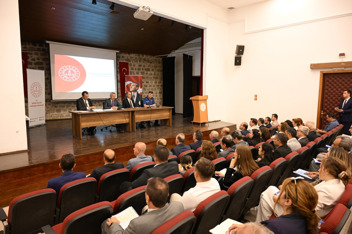 Edirne Valisi Sezer, dezavantajlı bölgelerdeki okulların yöneticileriyle toplantı yaptı