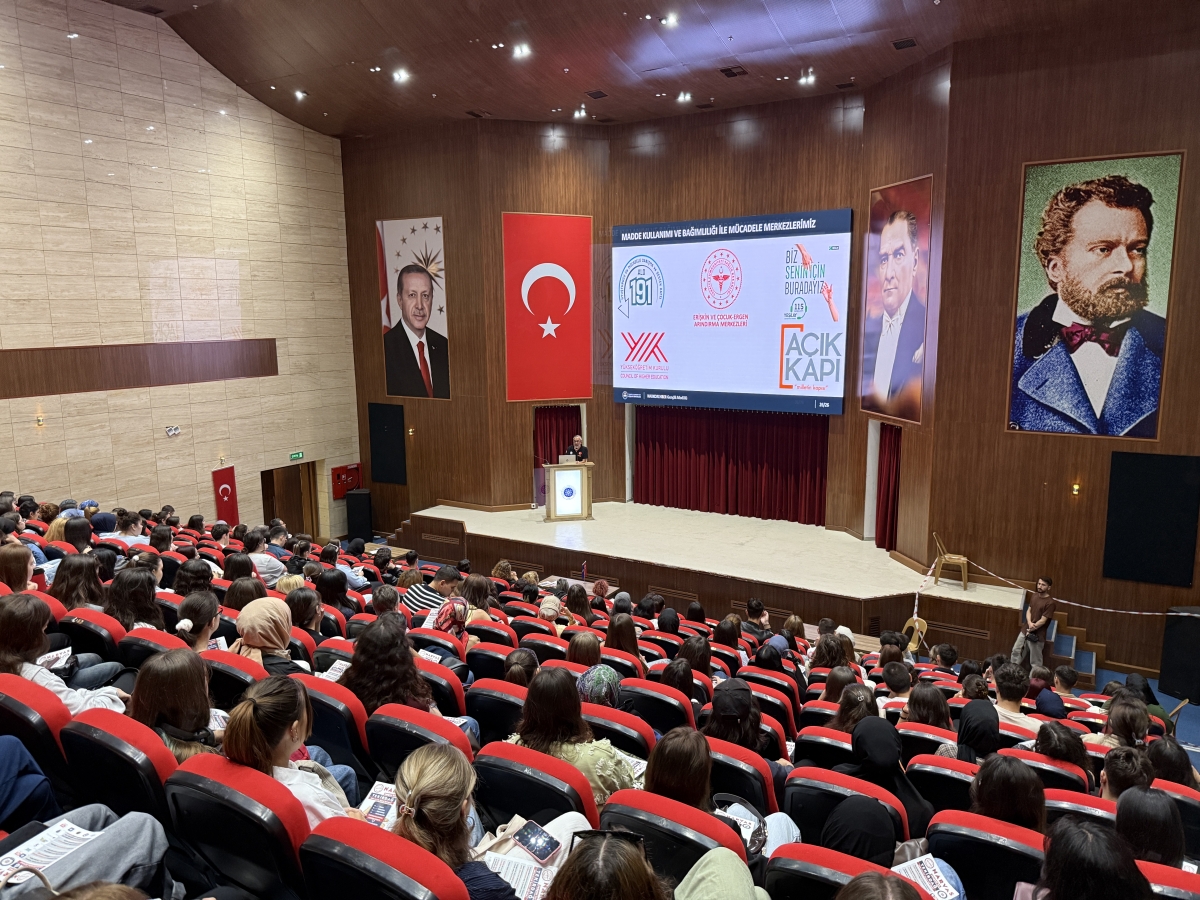 Tekirdağ polisi üniversite öğrencilerine uyuşturucunun zararlarını anlatıyor