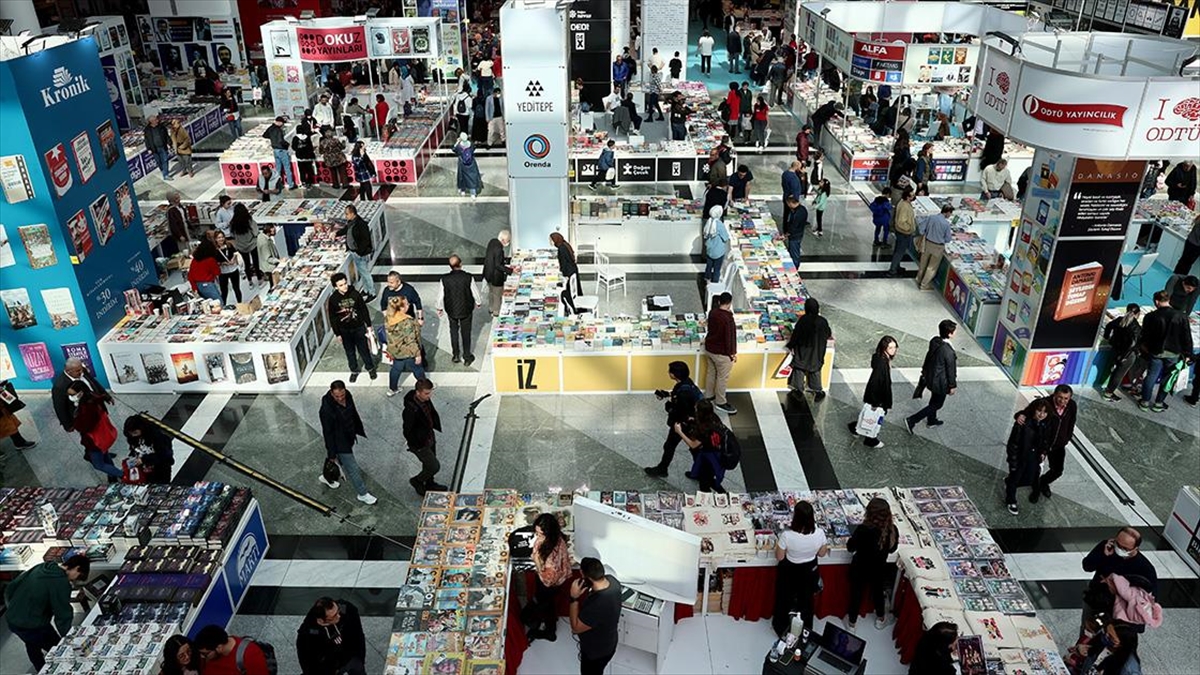Ankara Kitap Fuarı'nda yazarlar okurlarıyla buluştu