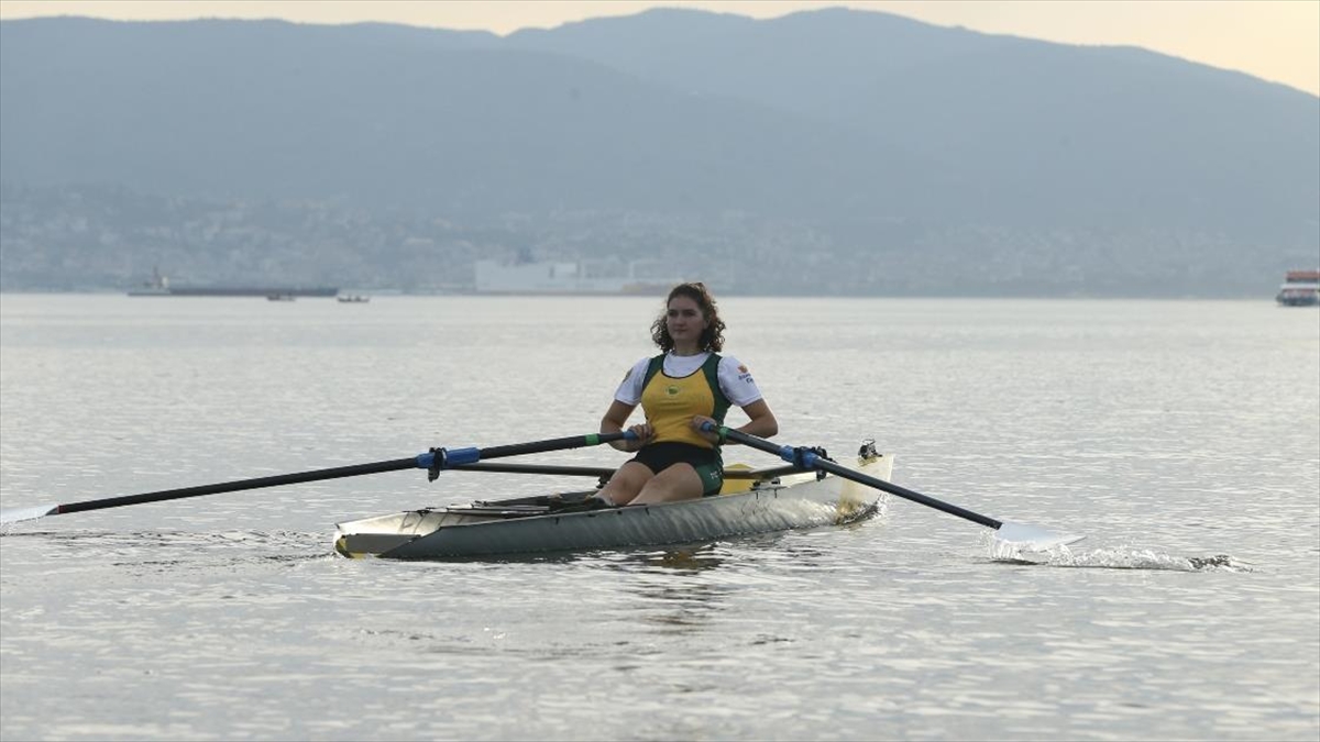 Emanet tekneyle milli olan genç sporcu başarıya kürek çekiyor