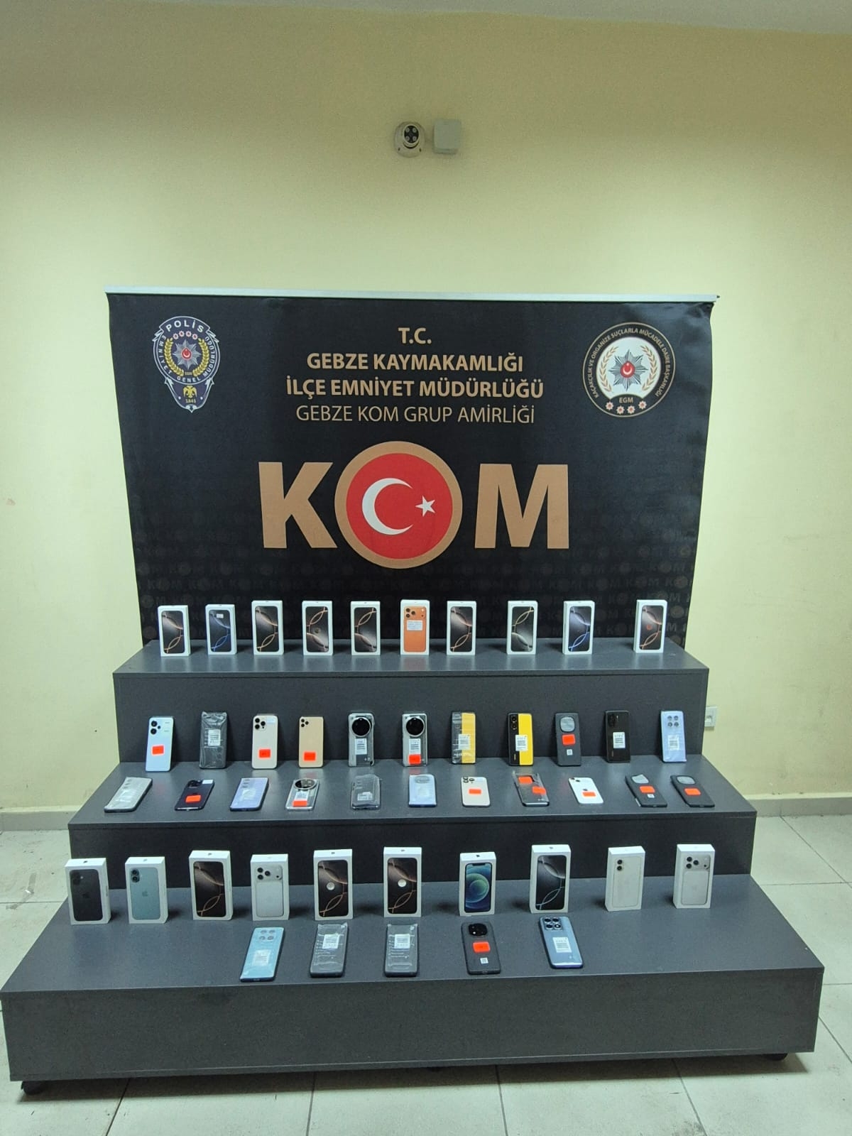 Kocaeli'de 47 kaçak cep telefonu ele geçirildi