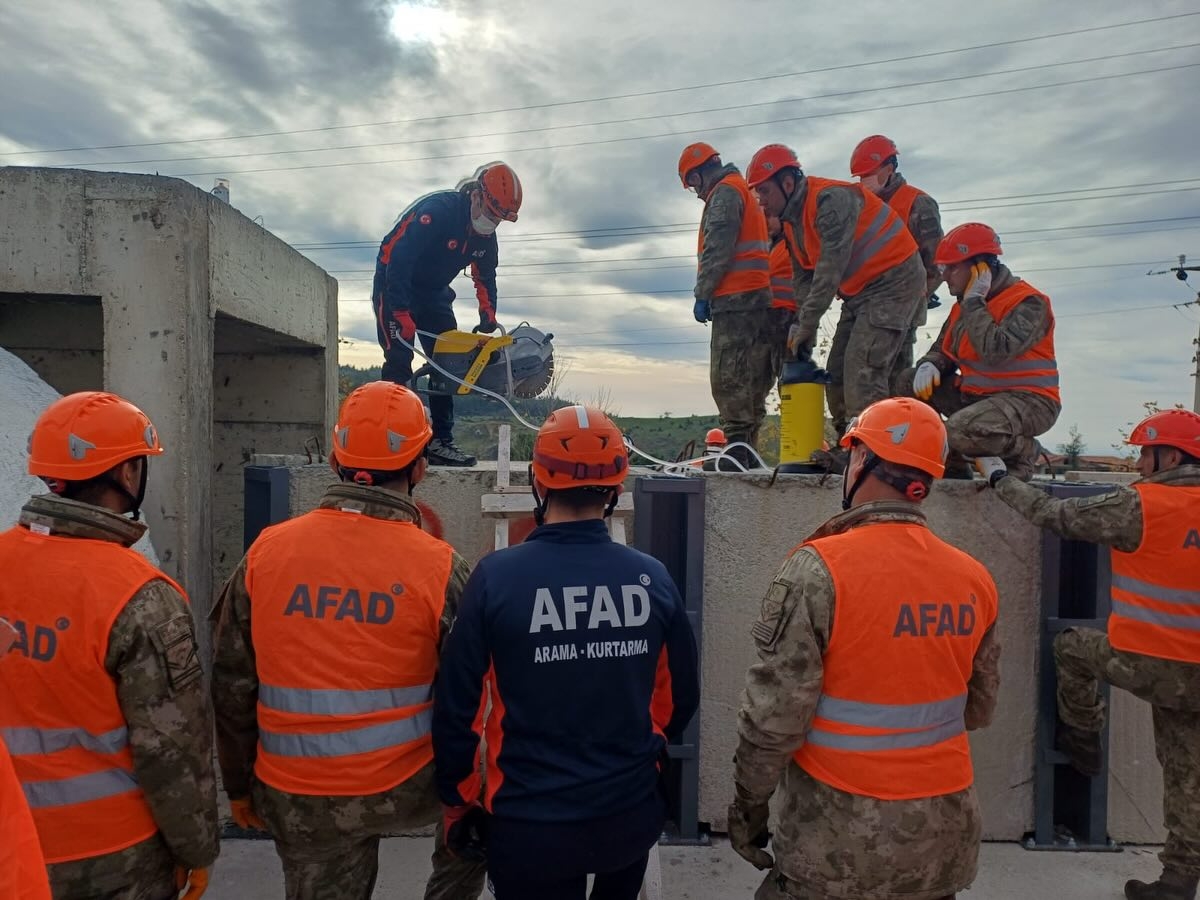 Edirne'de AFAD ekiplerince askeri personele arama kurtarma eğitimi verildi