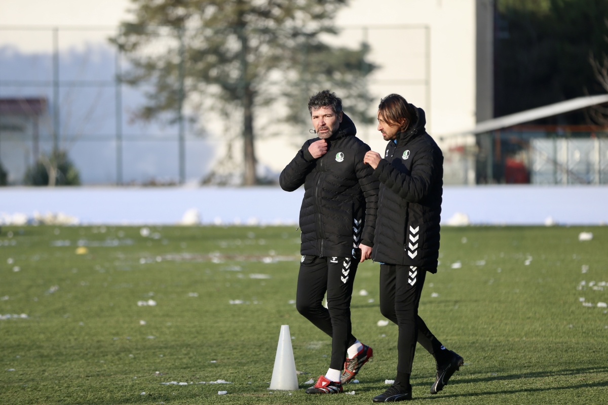 Sakaryaspor, yeni teknik direktörü Hakan Kutlu ile ilk antrenmanına çıktı